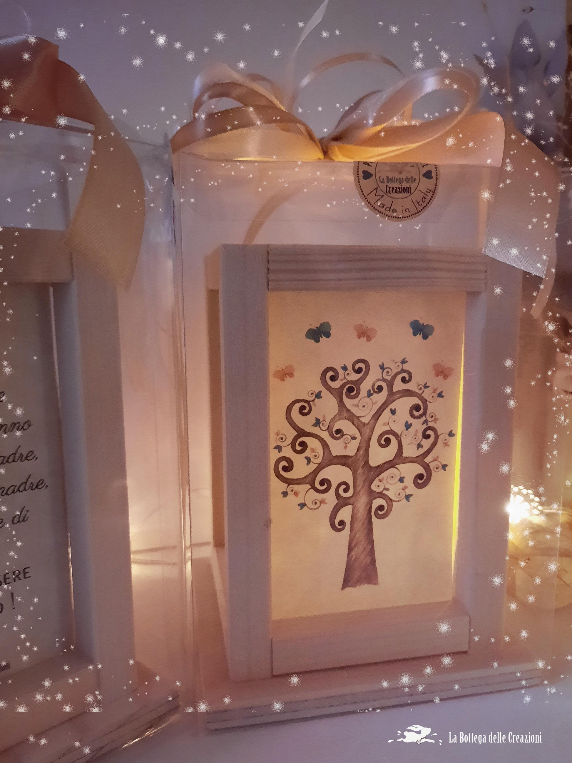 Bomboniere Lanterne Albero della Vita, artigianali in legno e carta, con lucetta a led e disegno di albero.