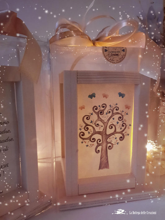 Bomboniere Lanterne Albero della Vita, artigianali in legno e carta, con lucetta a led e disegno di albero.